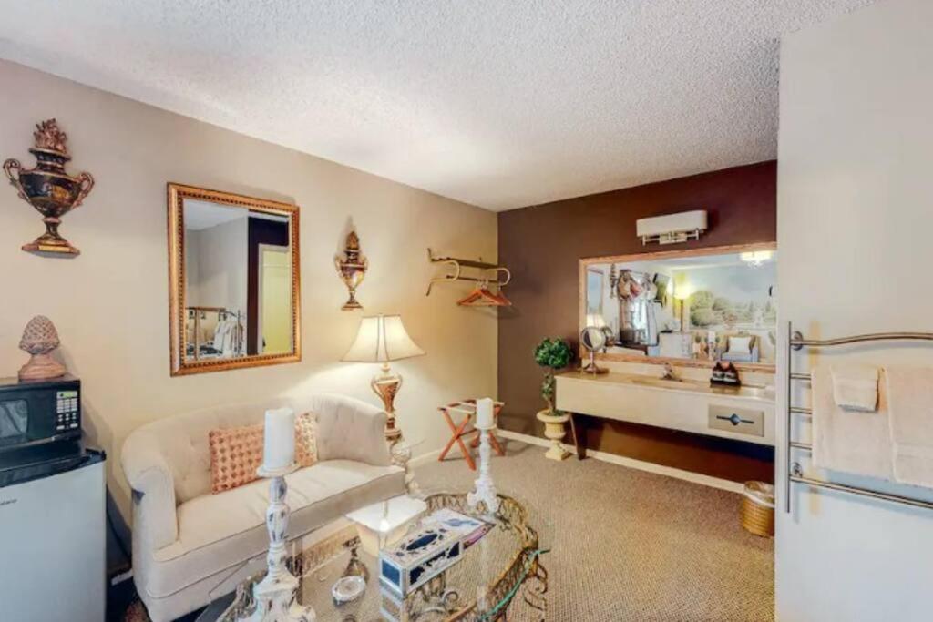 Jacuzzi Suite 206 At Tradewinds Eureka Springs Ngoại thất bức ảnh